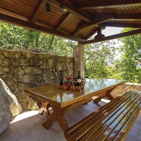 Nice In W/ Jacuzzi, Wifi And 1 Bedrooms Apartman